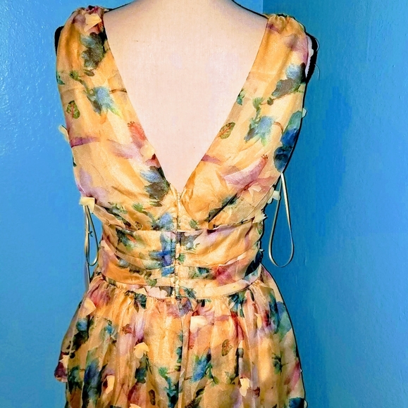 SOLD OUT ON LINE!! 🦋🆕️🆕️YELLOW V-NECK FLORAL SHORT DRESS!!🦋 - Picture 3 of 8